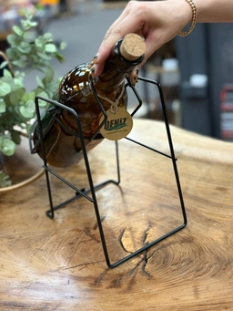 بطری شیشه‌ای دنیز قهوه‌ای با درب چوب‌پنبه‌ای و استند فلزی مشکی