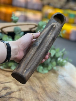 تصویر جاعودی چوبی مدل کنده با طراحی طبیعی از چوب تیره و دارای محفظه مخصوص شمع وارمر در قسمت بالایی.