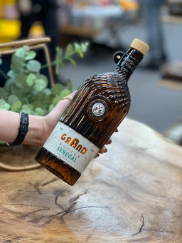 بطری شیشه‌ای قهوه‌ای گرند مدل سنگال ۱ لیتری با درب چوبی واشردار و طراحی خاص بدنه