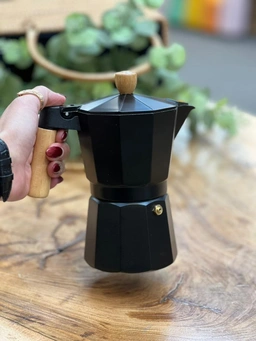  موکاپات مشکی ۶ کاپ با دسته و دسته‌در چوبی که روی میز چوبی قرار گرفته