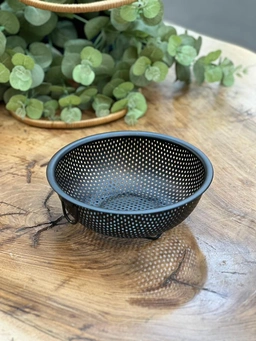 تصویر تفاله‌گیر پانچی مشکی مخصوص سینک با طراحی مشبک مناسب پسماندهای غذا.