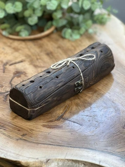 تصویر جاعودی چوبی مدل کنده بزرگ با طراحی طبیعی، ساخته‌شده از تنه چوبی تیره‌رنگ و دارای قفل فلزی