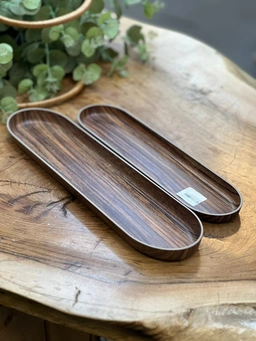 ست شیرینی‌خوری دو تکه طرح چوب فرش‌کیپس روی میز چوبی