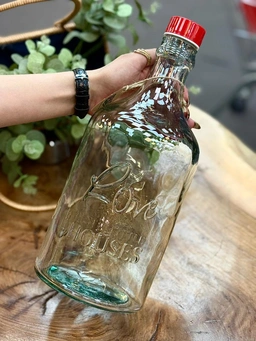 بطری شیشه‌ای دنیز مدل پراگ ۳ لیتری با درب پلاستیکی پیچی واشردار قرمز