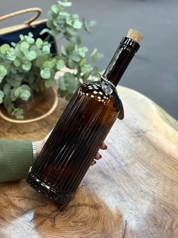 بطری شیشه‌ای زیبا مدل دیسفان دارک ۲ لیتری با طرح خاص و درب چوب‌پنبه‌ای