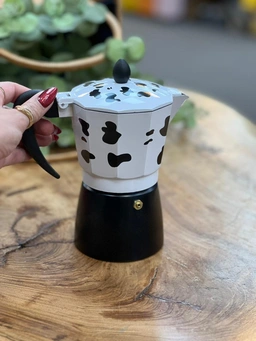 تصویر موکاپات ۶ کاپ طرح گاوی با درب و بدنه فانتزی، دسته مشکی و طراحی جذاب.