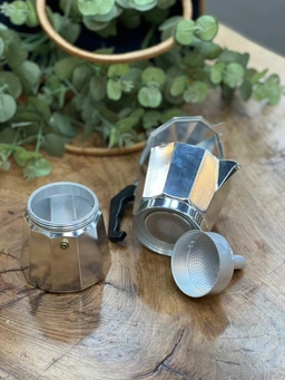 موکاپات ۶ کاپ کلاسیک آلومینیومی با دسته مشکی مقاوم، مناسب تهیه اسپرسوی تازه روی گاز.