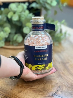 نمک صورتی دنی هوم در بسته‌بندی شیشه‌ای ۵۶۰ گرمی