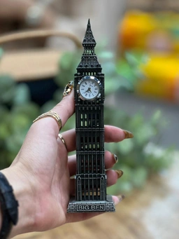 تصویر مدل دکوری برج بیگ بن که به زیبایی طراحی شده و شامل یک ساعت کوچک در قسمت بالای برج است. مناسب ب