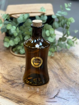 بطری شیشه‌ای یک لیتری زیباسازان مدل انجل دارک با رنگ قهوه‌ای تیره و درب چوب‌پنبه‌ای