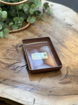 دسرخوری مستطیل طرح چوب فرش‌کیپس روی میز چوبی