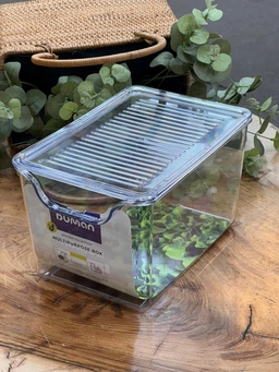 باکس شفاف اکرولیک درب‌دار برند دومان روی میز چوبی