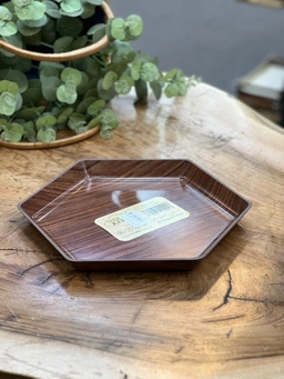 تصویر سینی 6 ضلعی برند فرش کیپس با طراحی زیبا، مقاوم و سبک.