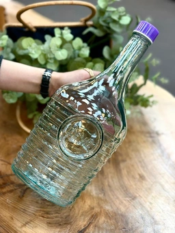 بطری شیشه‌ای دنیز مدل نیزه‌ای ترک ۳ لیتری با درب پلاستیکی پیچی بنفش