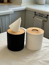 لیمون جا‌دستمال استوانه‌ای رویه چوبی روی میز آشپزخانه